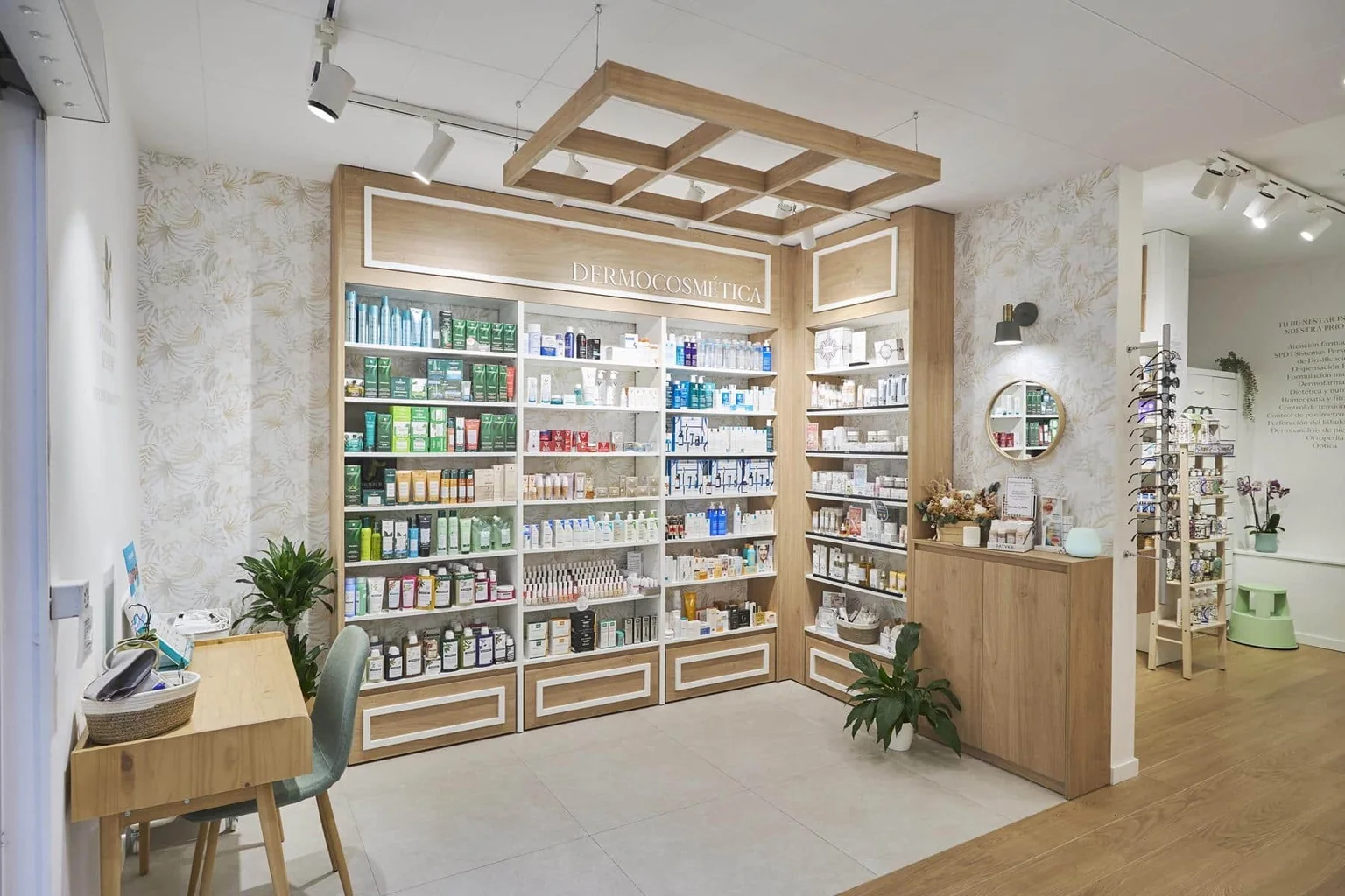 Zona real de dermocosmética en Farmacia Azahar