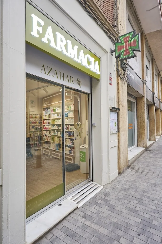 Fachada real de Farmacia Azahar en la calle Ballester