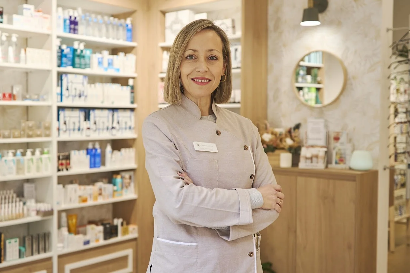 Integrante del equipo de Farmacia Azahar en el establecimiento