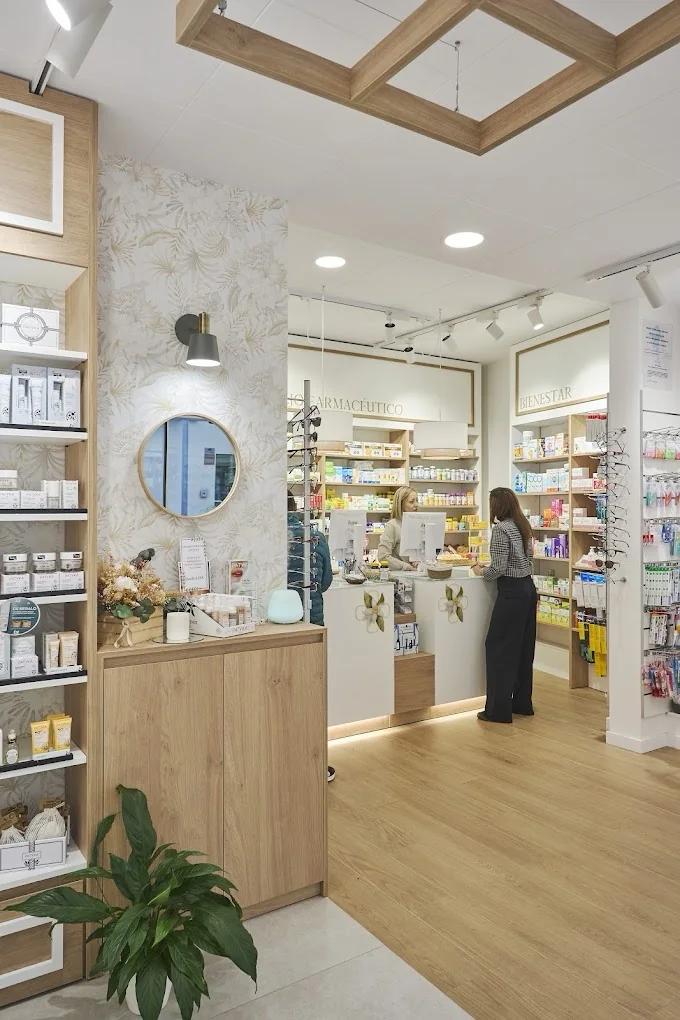 Interior real de Farmacia Azahar con mostradores y estanterías