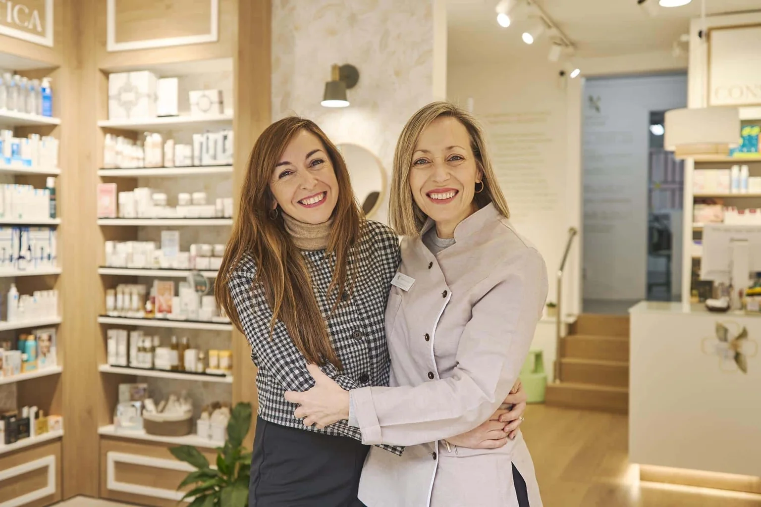 Equipo de Farmacia Azahar en el interior de la farmacia